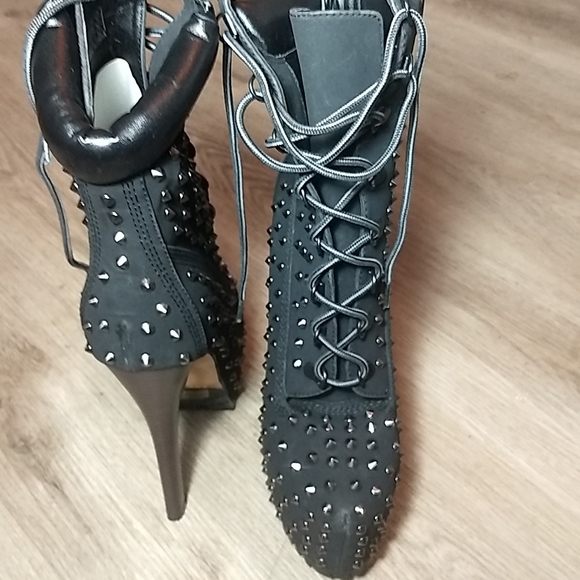 Full Studded ankle boot sz.8 - Picture 6 of 7